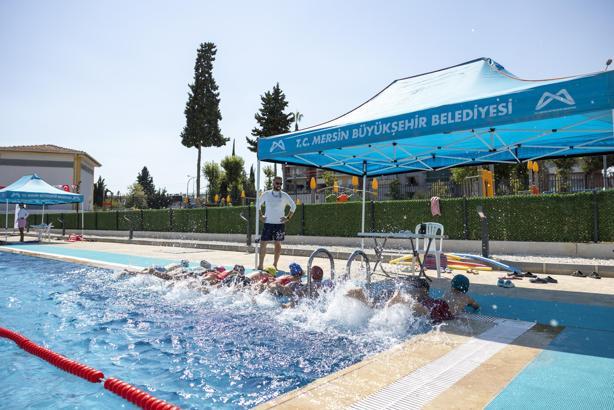 Mersin’de 7’den 70’e herkes eğlenerek yüzme öğreniyor