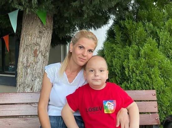 Kemik kanseri hastası oğlu için kendi tedavisini yarım bıraktı