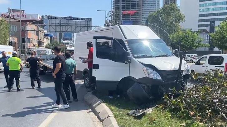 Ümraniye'de yolun karşısına geçmeye çalışan çifte panelvan çarptı