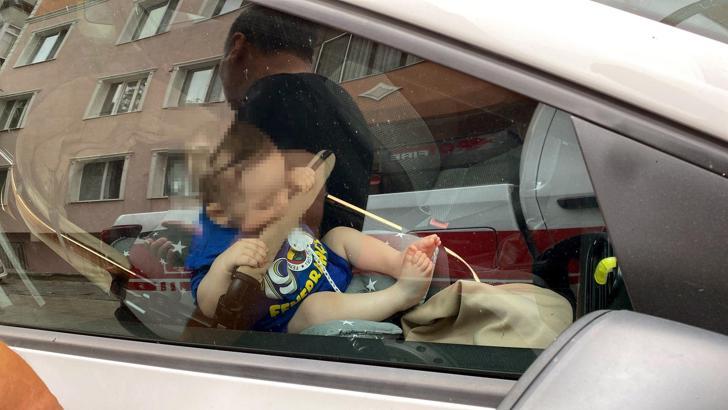 Otomobilde mahsur kalan 9 aylık bebek kurtarıldı