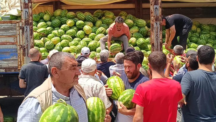 20 ton karpuz dağıttı