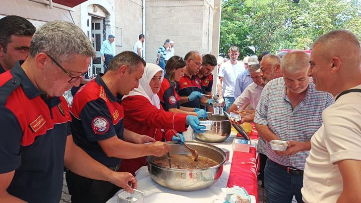 İtfaiyecilerden aşure ikramı