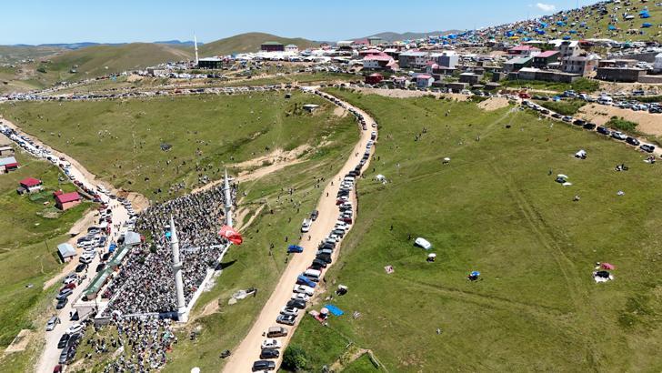 Kadırga Yaylası’nda gelenek sürdü; üstü açık camide namaz kılındı