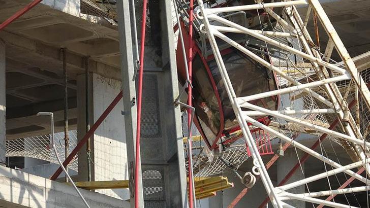Kule vinç otomobilin üstüne devrildi, kabinde mahsur kalan operatör yaralandı