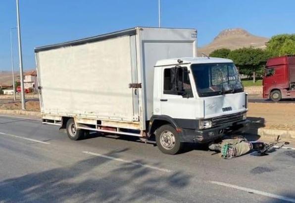 Kamyonet ile motosiklet çarpıştı: 1 ölü