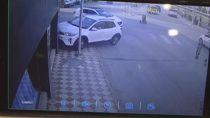Amasya'da, 3 kadının saniyelerle kurtulduğu kaza kamerada