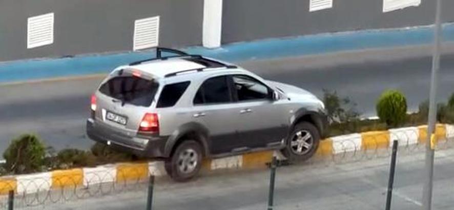 İstanbul- Avcılar’da sürücü yolu kısaltmak istedi; cipi refüjde asılı kaldı