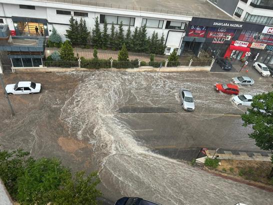Ankara'da sağanak; yollar suyla doldu
