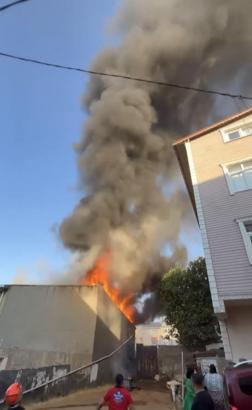 İstanbul - Sultanbeyli'de 2 katlı binanın çatısı alev alev yandı