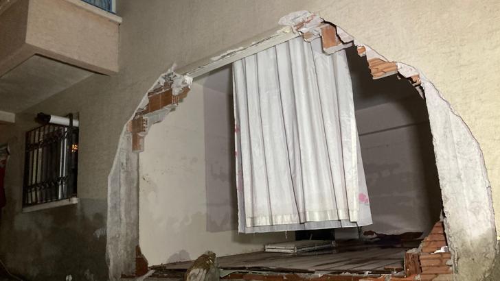 Ankara'da sağanak sele neden oldu; evin oda duvarı yıkıldı