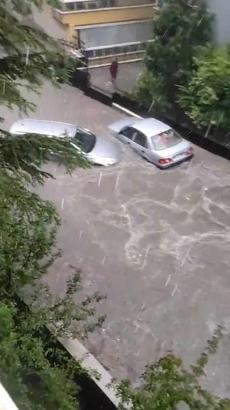 Ankara'da sağanak sele neden oldu; evin oda duvarı yıkıldı: o anlar kamerada / Ek fotoğraflar