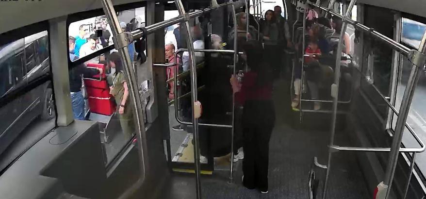 Özel halk otobüsü şoförü, sara nöbeti geçiren yolcuyu hastaneye ulaştırıldı