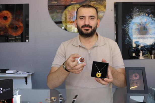 Kapadokya'da, çektiği iris fotoğrafını takı ve tabloya dönüştürüyor