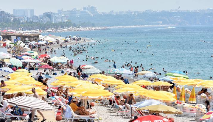 Antalya'nın havası da denizi de sıcak