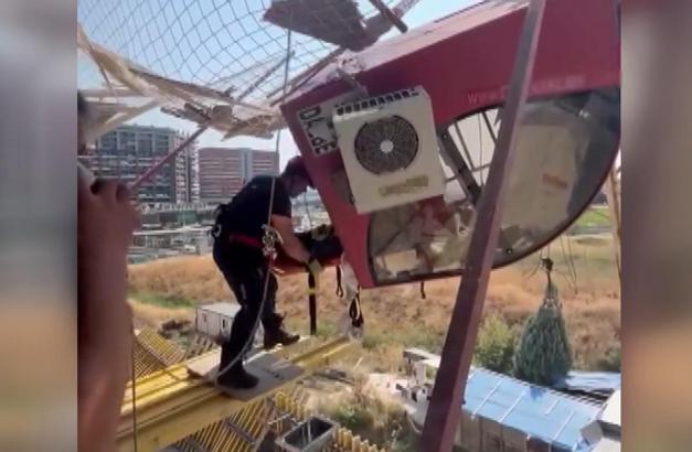 Devrilen kule vinçin kabininde mahsur kalan operatörün kurtarılma anı kamerada