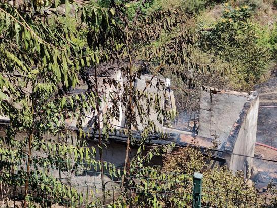 İstanbul- Sultangazi'de otluk alandaki yangın evlere sıçradı: İki gecekondu kullanılamaz hale geldi