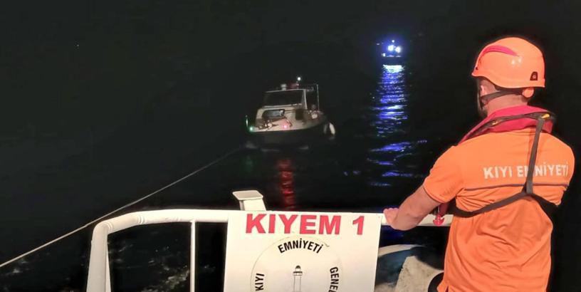 Çanakkale Boğazı'nda sürüklenen tekne kurtarıldı