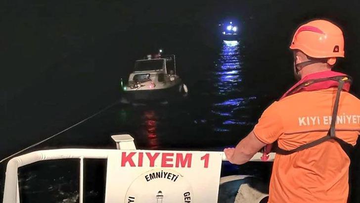 Çanakkale Boğazı'nda sürüklenen tekne kurtarıldı