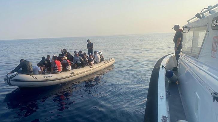 Lastik botla sürüklenen 37 kaçak göçmen kurtarıldı