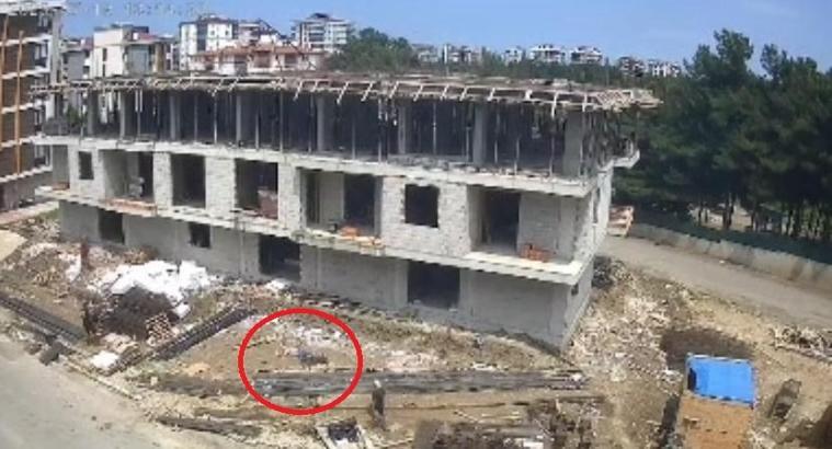 İnşaattan düşen ustanın bacağına demir saplandı; olay kamerada