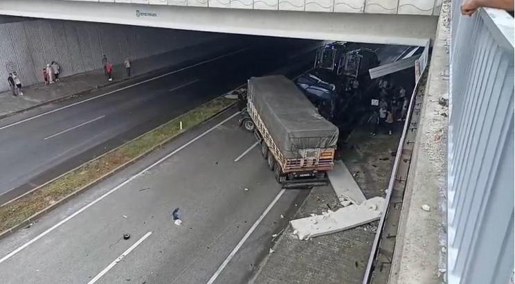 Kastamonu'da karşı yöne geçen otomobil, TIR'a çarptı; 3 ölü, 5 yaralı
