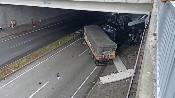 Kastamonu'da karşı yöne geçen otomobil, TIR'a çarptı; 3 ölü, 5 yaralı