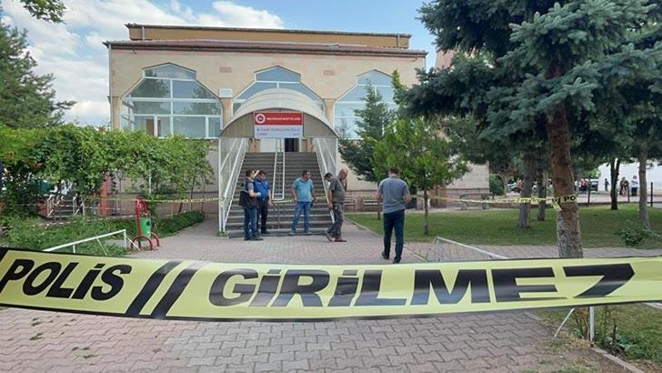 Husumetli komşusunu camide namaz kılarken bıçakla öldürdü