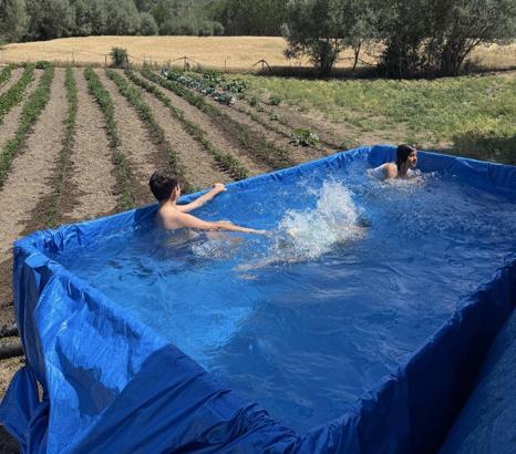 Traktörünün römorkunu torunları için havuza çevirdi