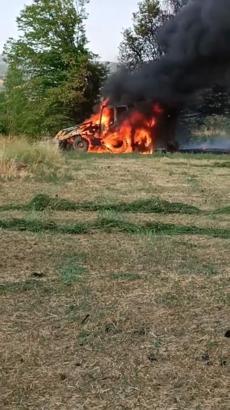 Ağaç sökümü sırasında alev alan iş makinesi demir yığınına döndü