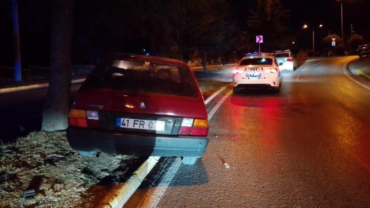 Kocaeli'de otomobil ağaca çarptı; 5 yaralı