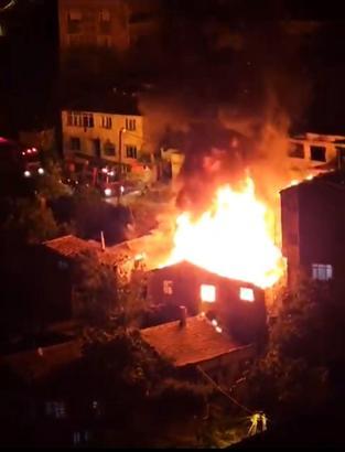 İstanbul - Gaziosmanpaşa'da 4 gecekondu alevlere teslim oldu