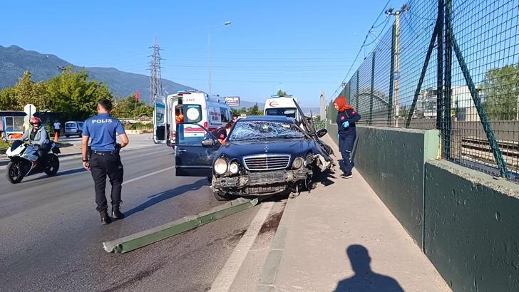 Otomobil duvara çarptı: 1’i ağır 2 yaralı