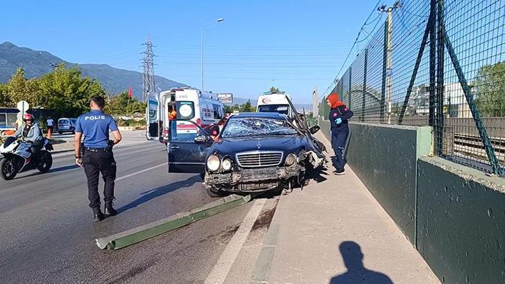 Otomobil duvara çarptı: 1’i ağır 2 yaralı