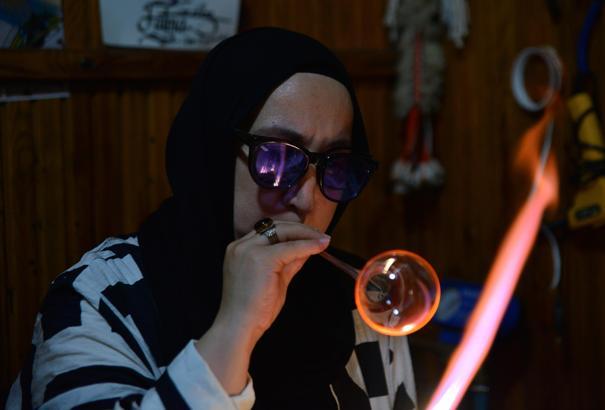 15 yıldır cama nefesiyle şekil veriyor