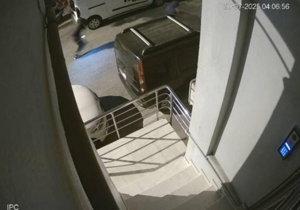 İstanbul- Sultangazi'de park halindeki otomobile silahlı saldırı kamerada