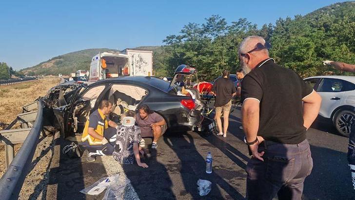 Otomobil önce kamyona ardından da bariyere çarptı: 5 yaralı