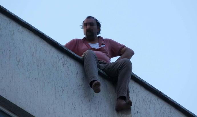 Çatıya çıktı, ekipleri harekete geçirdi