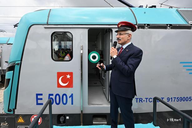 Bakan Uraloğlu: Yerli ve milli lokomotif E5003, ilk seferini gerçekleştirdi