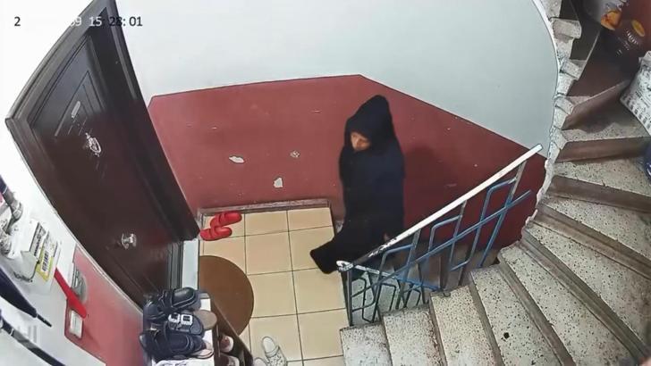 İstanbul - Kağıthane'de önce dairenin kapısını dinledi sonra kartla açmaya çalıştı; ses duyunca kaçtı