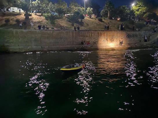 Denizde mahsur kalan 4 kişiyi ekipler kurtardı