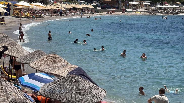 Bodrum’da hissedilen hava sıcaklığı 36 dereceye ulaştı, sahillerde yoğunluk oluştu