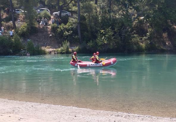 Irmağa düşen topu almak için suya atlayan Özgür kayboldu / Ek fotoğraflar