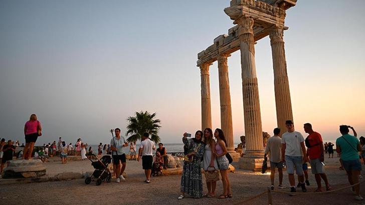 Antalya'ya 1 günde 102 bin 6 yabancı turist geldi
