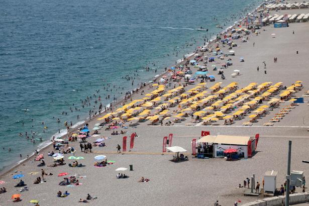 Antalya'da hissedilen sıcaklık 44 dereceyi bulunca sahiller doldu