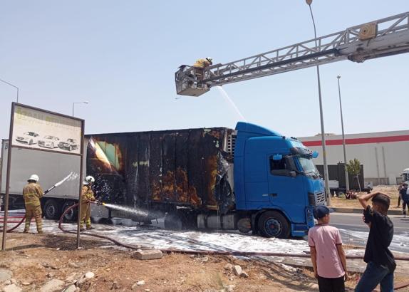 Seyir halindeki TIR’ın dorsesi alev aldı