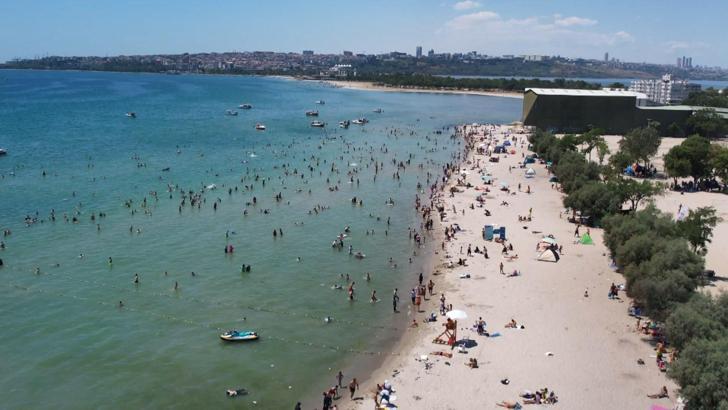 İstanbul - Sıcak havayı fırsat bilenler Menekşe Plajı'na akın etti