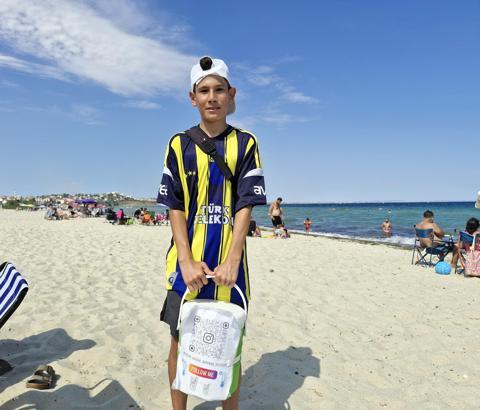 Hayalini kurduğu elektrikli skuter almak için sahilde soğuk içecek satıyor