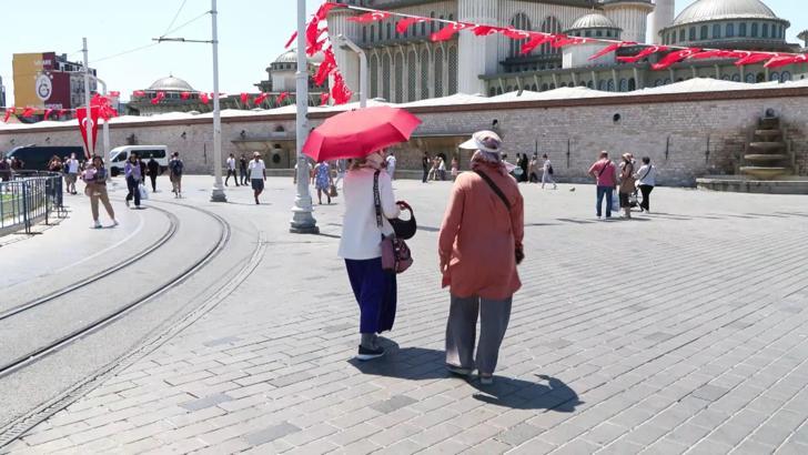 İstanbul - Taksim'de sıcak hava bunalttı; kimisi şemsiye ile gezdi, kimisi gölgede dinlendi