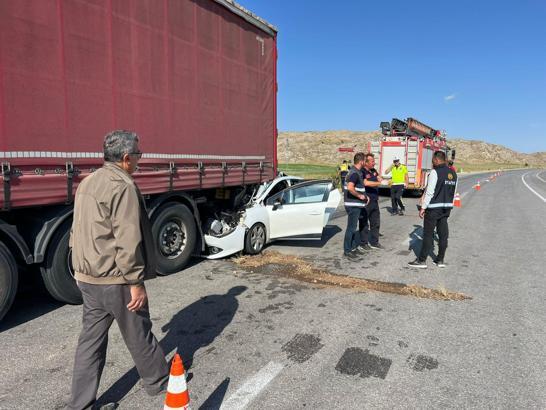 Otomobil, park halindeki TIR'a çarptı: 1 ölü, 5 yaralı