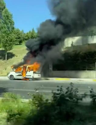 İstanbul – Küçükçekmece’de hafif ticari araç alev alev yandı